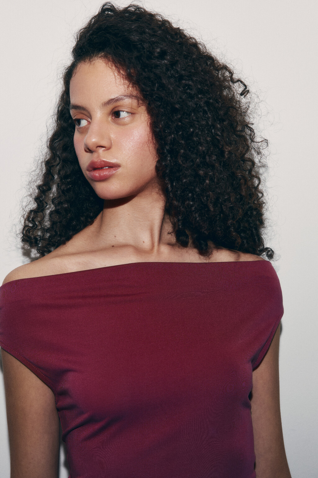 Платье мини с открытыми плечами и асимметричной юбкой - цвет красный - 7