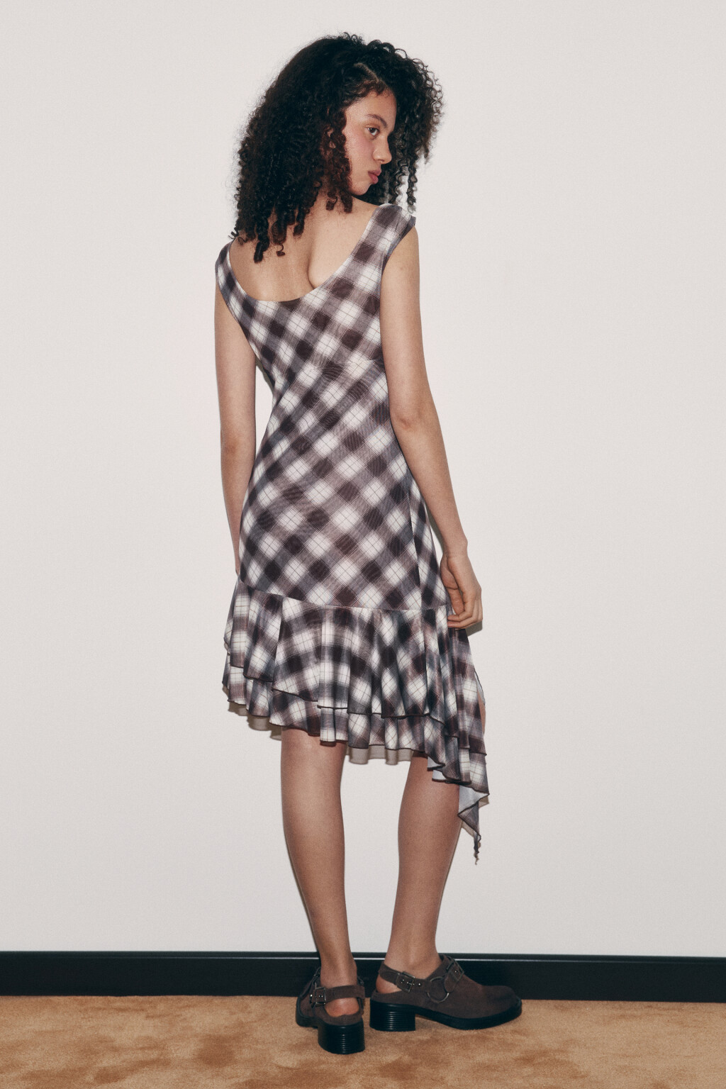 Платье-сарафан на бретелях с асимметричным низом - цвет бежевый - 3