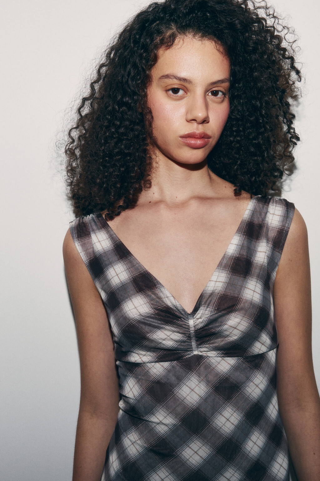 Платье-сарафан на бретелях с асимметричным низом - цвет бежевый - 5