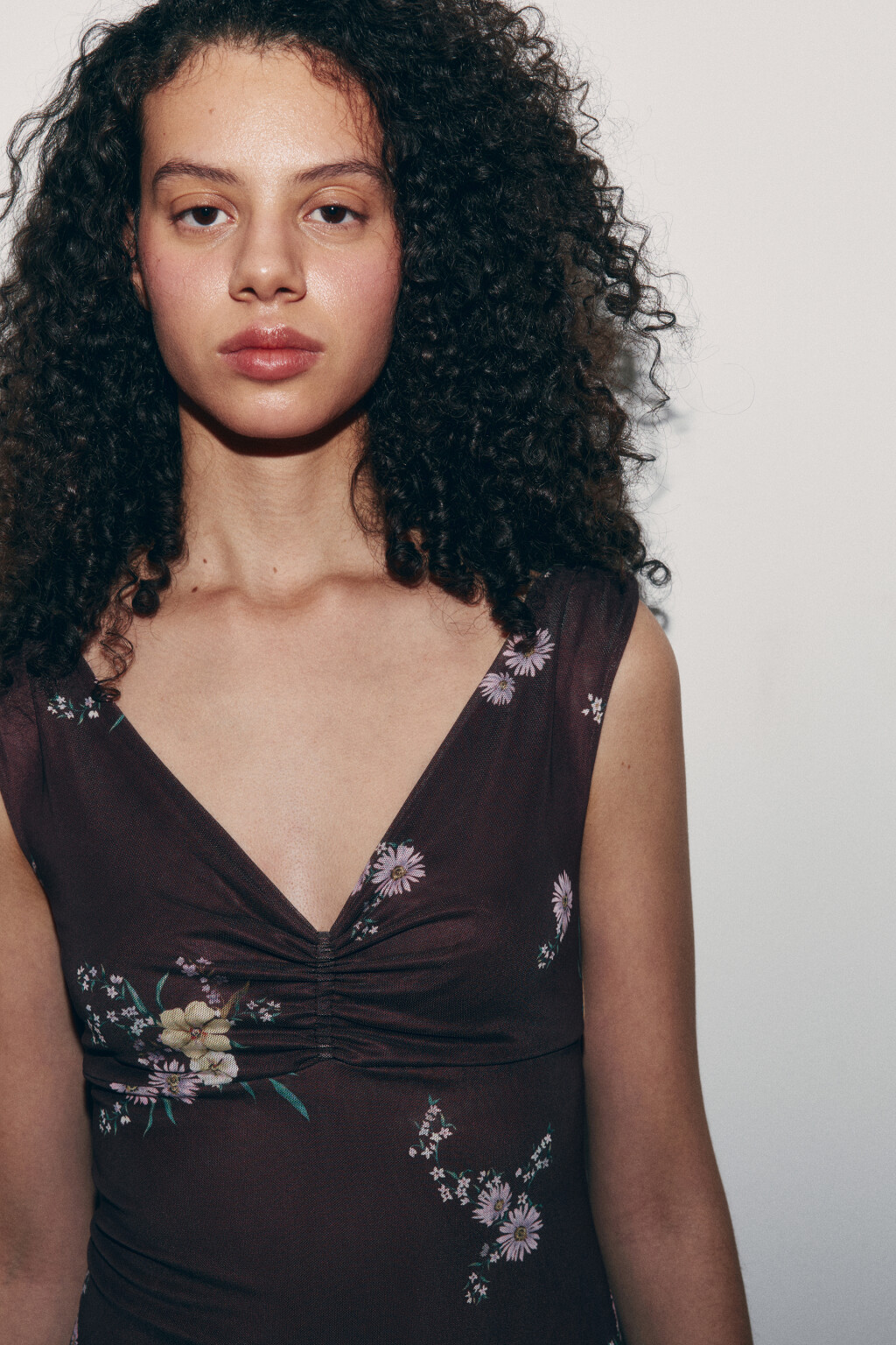 Платье-сарафан на бретелях с асимметричным низом - цвет мультиколор - 7