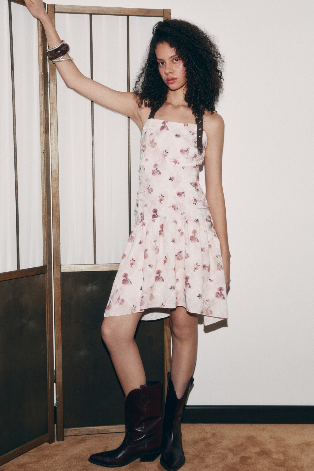 Платье-халтер мини с ремешком и цветочным принтом - цвет мультиколор - 1