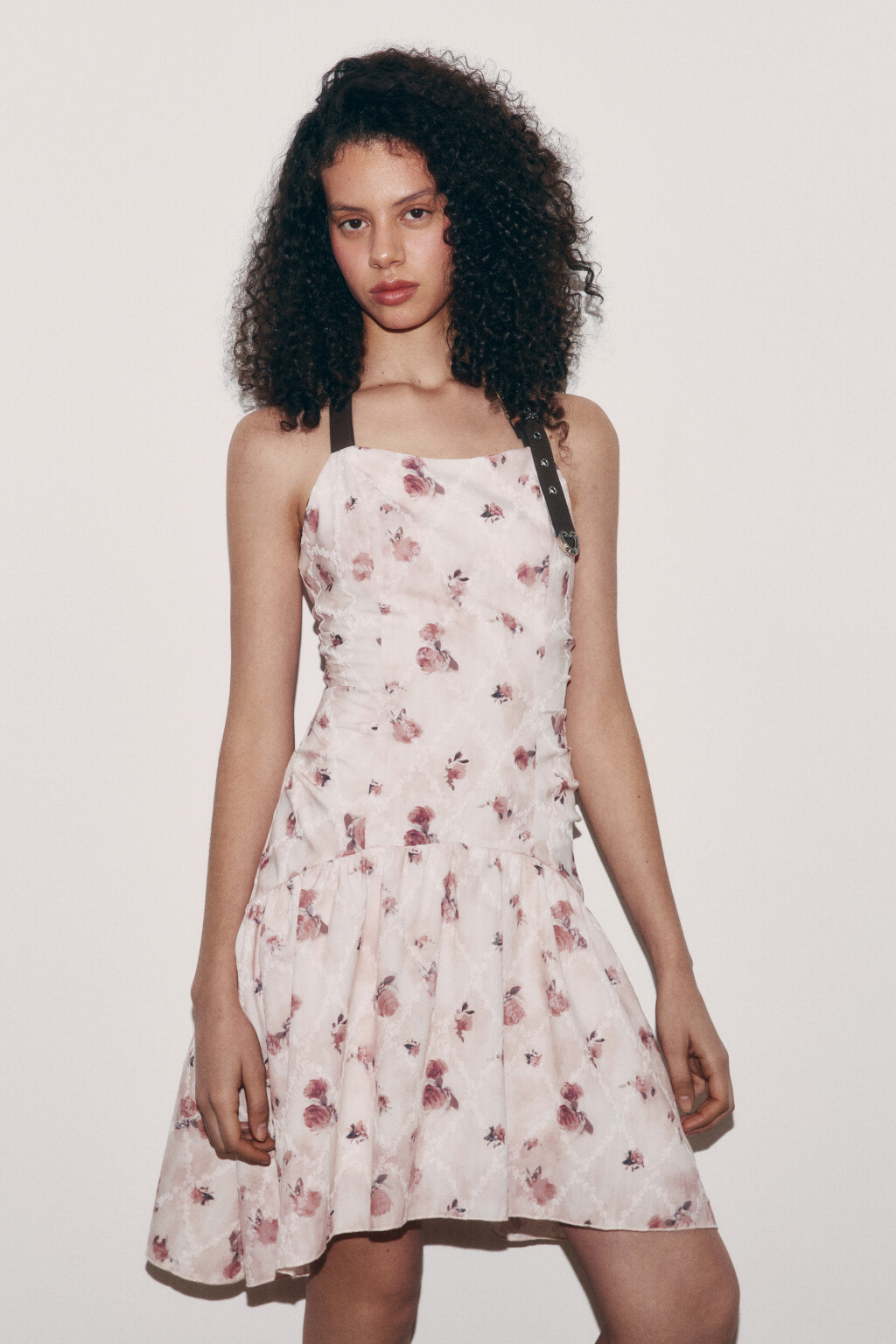 Платье-халтер мини с ремешком и цветочным принтом - цвет мультиколор - 3
