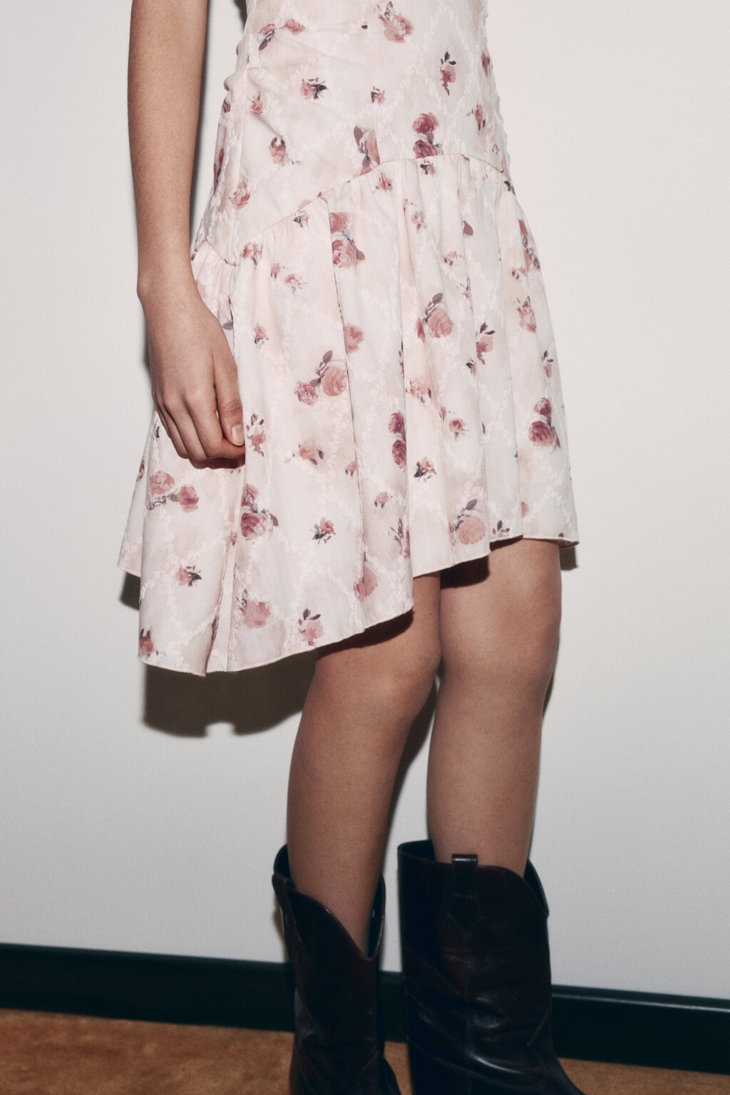 Платье-халтер мини с ремешком и цветочным принтом - цвет мультиколор - 6