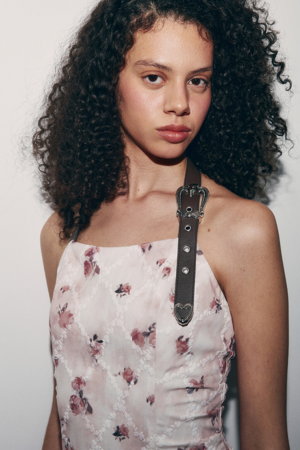 Платье-халтер мини с ремешком и цветочным принтом - цвет мультиколор - 7