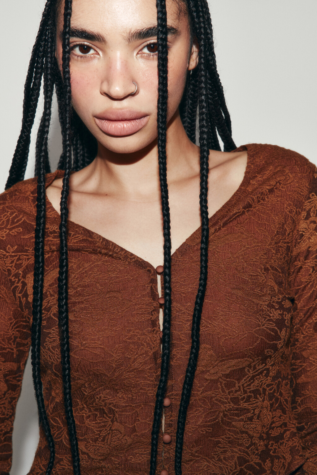 Лонгслив облегающий кружевной на пуговицах - цвет коричневый - 6