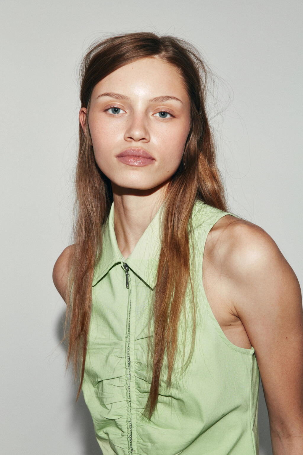 Жилет вискозный облегающий с отложным воротником - цвет зеленый - 6