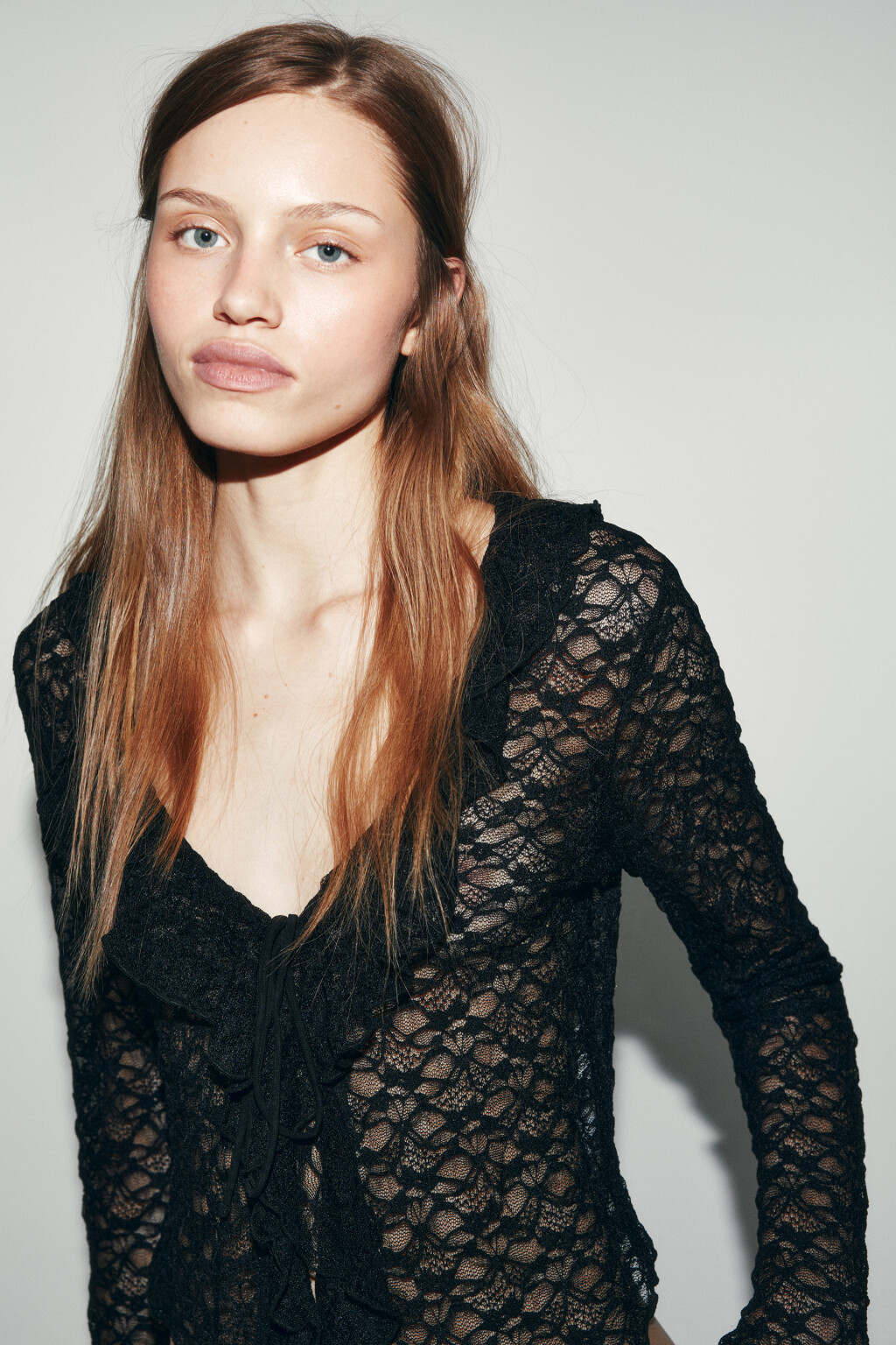 Блузка ажурная облегающая на завязках - цвет черный - 6