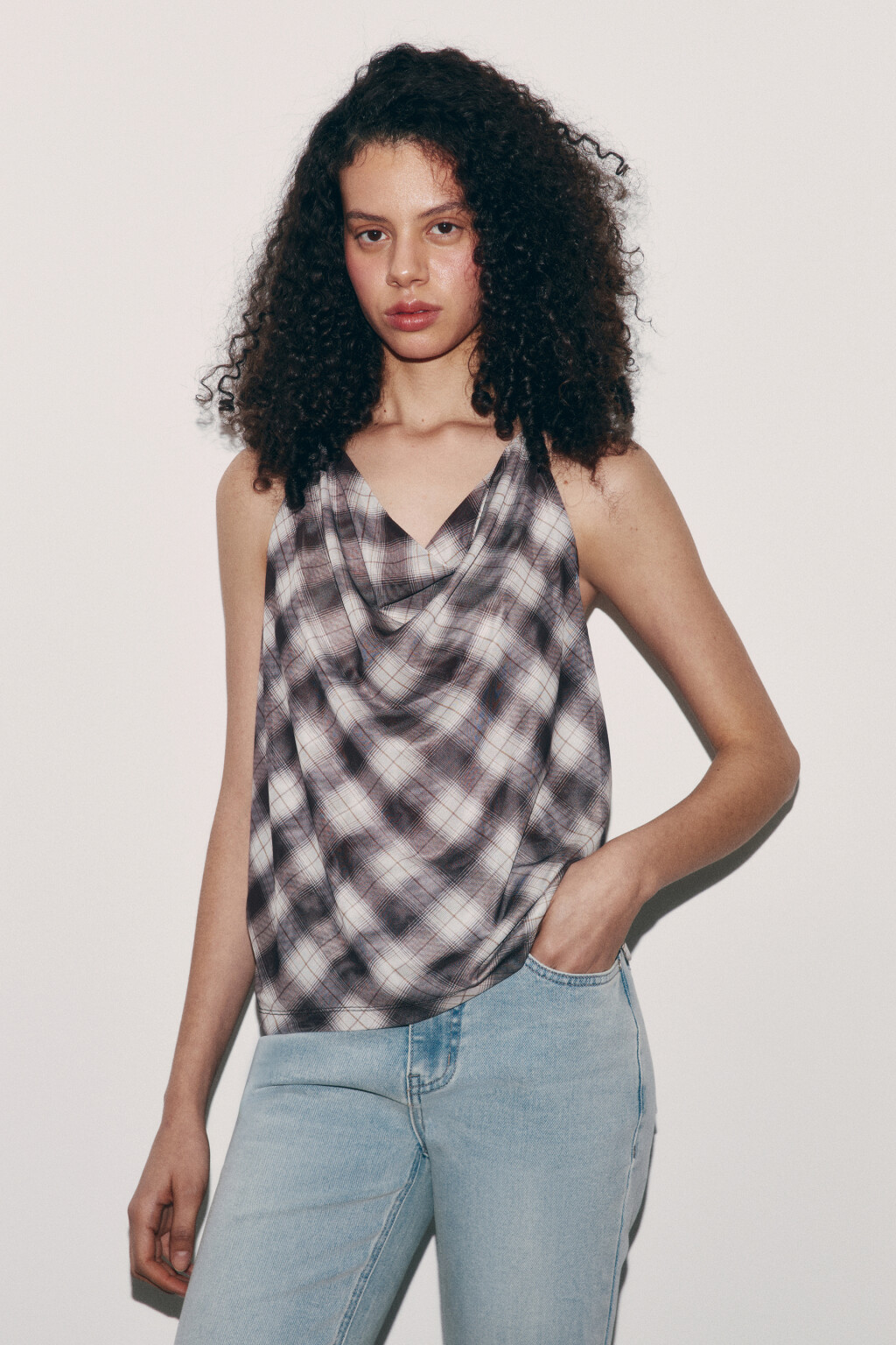 Топ-халтер из сетки клетчатый с ремешками - цвет мультиколор - 2