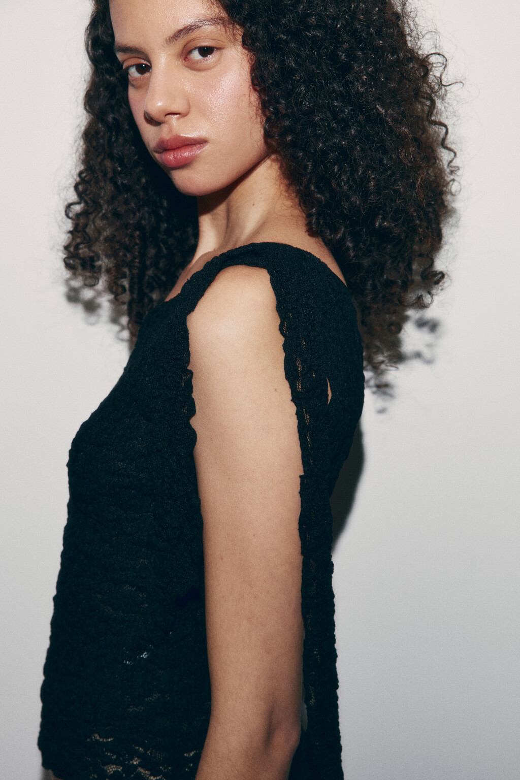 Блузка-топ ажурная - цвет черный - 6