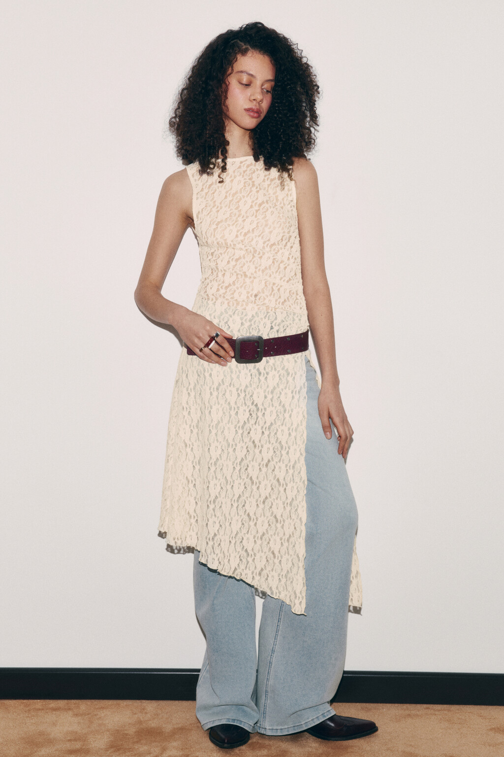 Платье-туника ажурная с разрезом и асимметричной юбкой - цвет молочный - 3