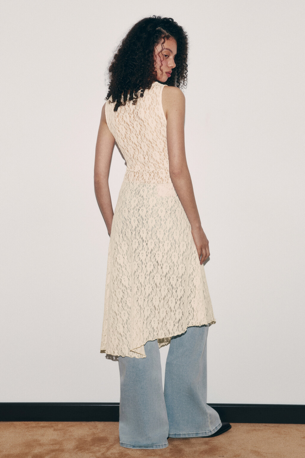 Платье-туника ажурная с разрезом и асимметричной юбкой - цвет молочный - 4