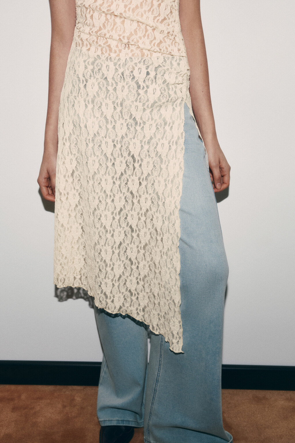 Платье-туника ажурная с разрезом и асимметричной юбкой - цвет молочный - 5