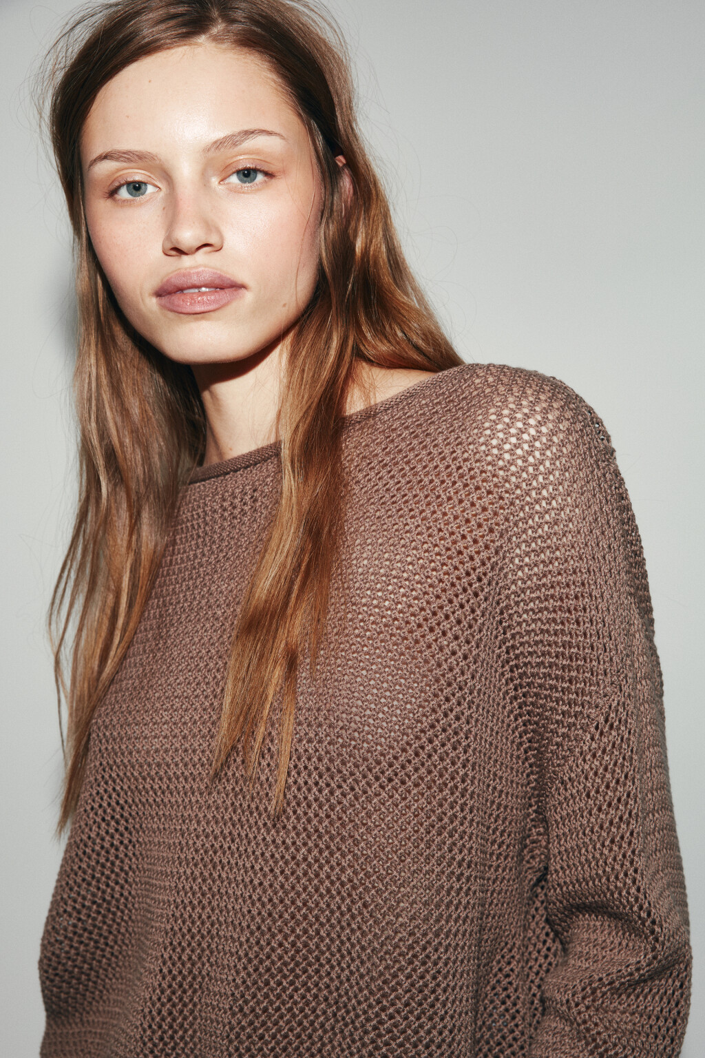 Джемпер вязаный укороченный с закрученными краями - цвет бежевый - 6