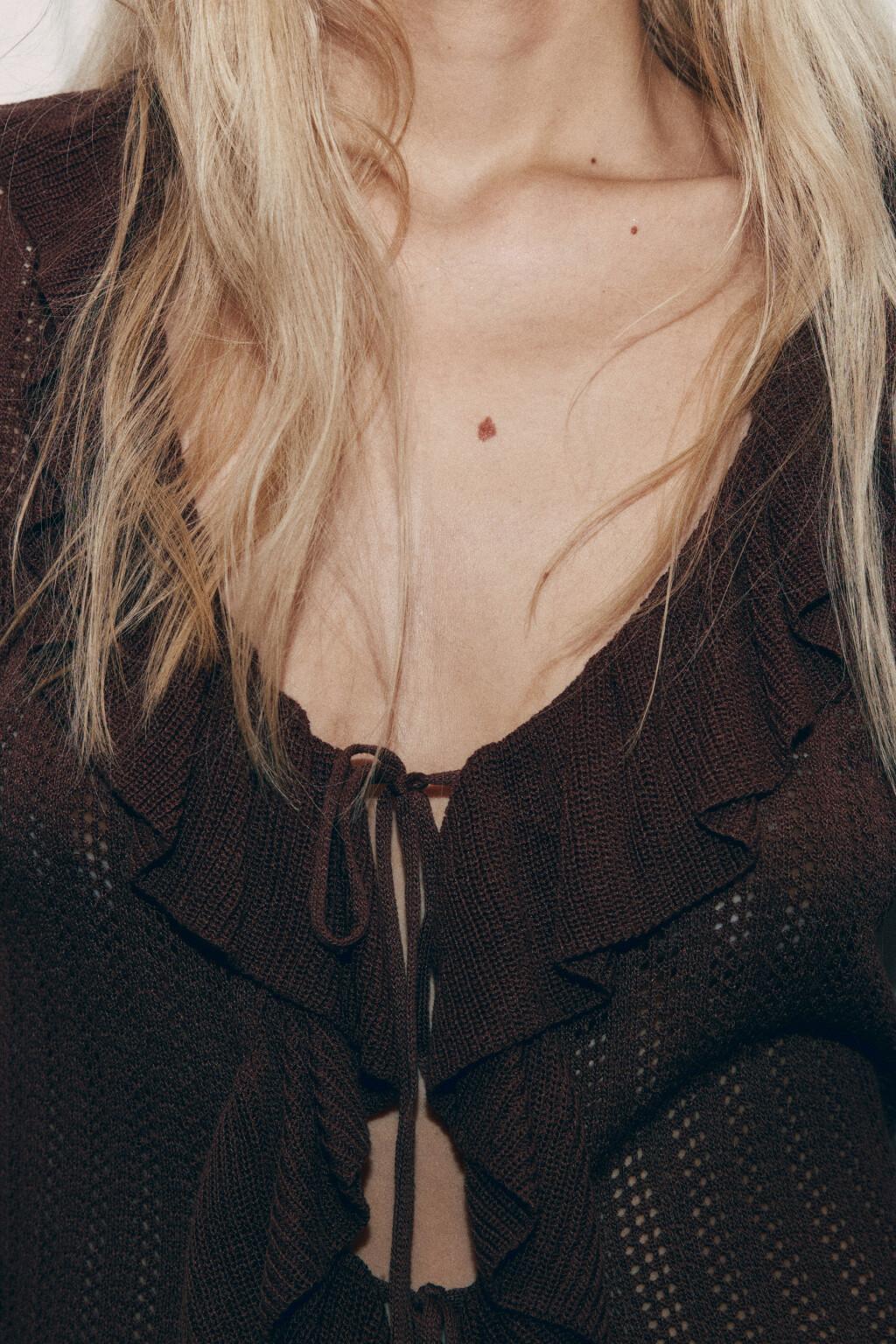 Блузка вязаная укороченная с оборками на завязках - цвет коричневый - 5