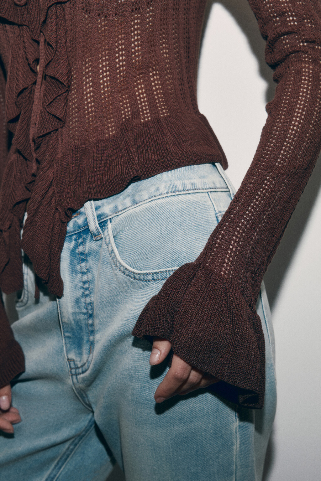 Блузка вязаная укороченная с оборками на завязках - цвет коричневый - 6