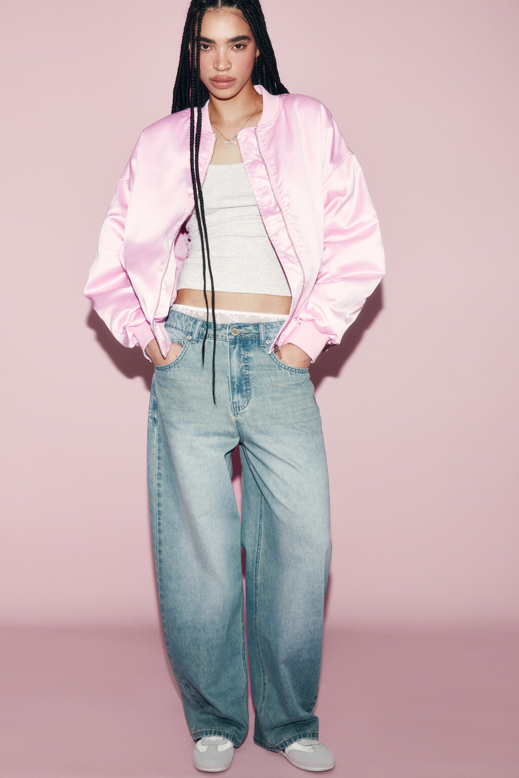 Куртка-бомбер атласная утепленная со стразами - цвет розовый - 3