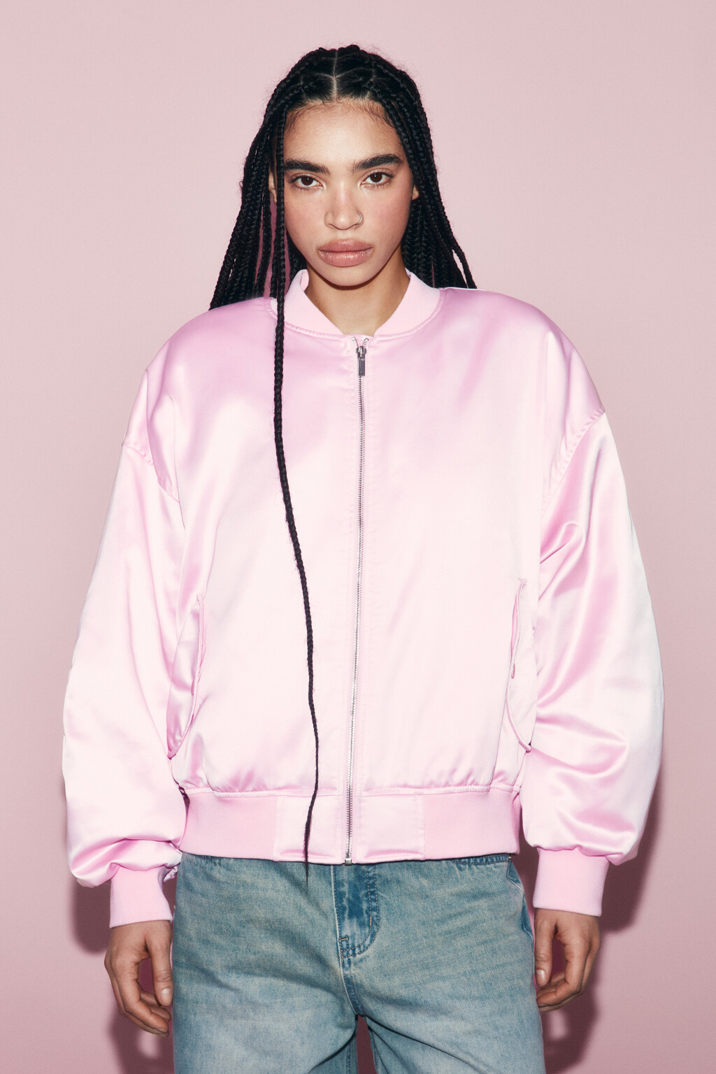 Куртка-бомбер атласная утепленная со стразами - цвет розовый - 4