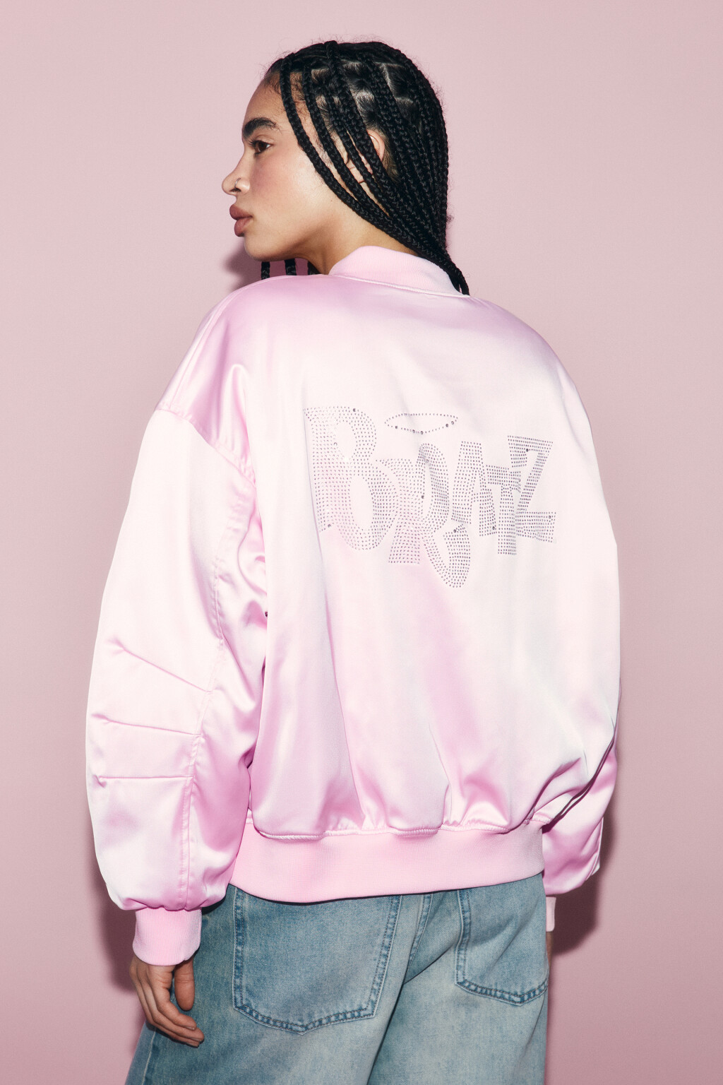 Куртка-бомбер атласная утепленная со стразами - цвет розовый - 5