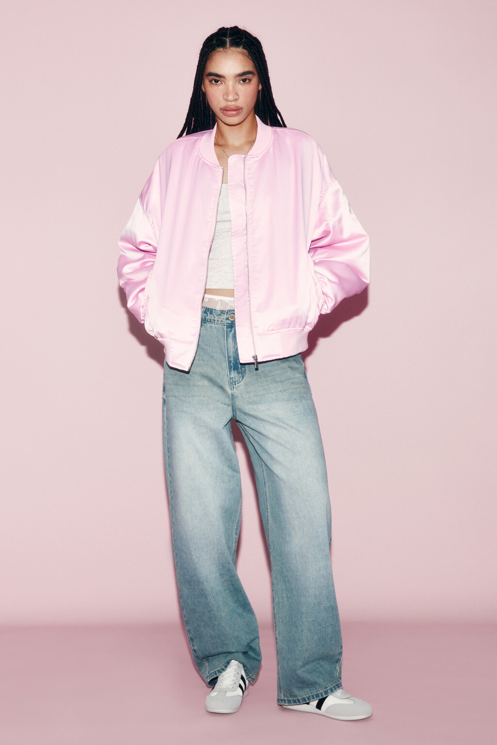 Куртка-бомбер атласная утепленная со стразами - цвет розовый - 6