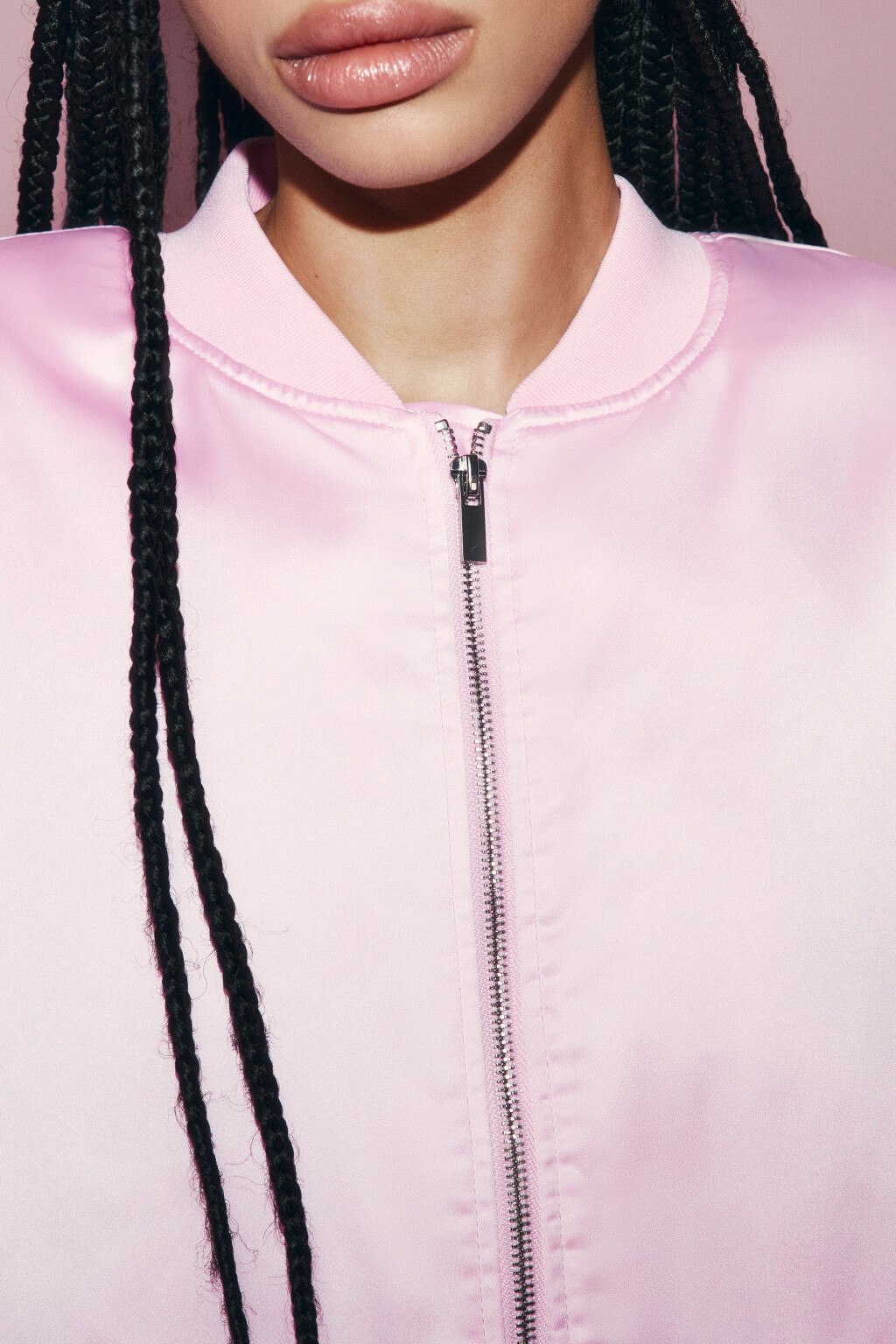Куртка-бомбер атласная утепленная со стразами - цвет розовый - 7