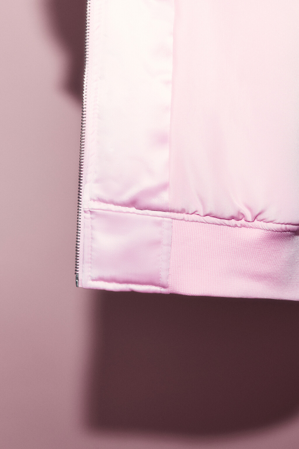 Куртка-бомбер атласная утепленная со стразами - цвет розовый - 9