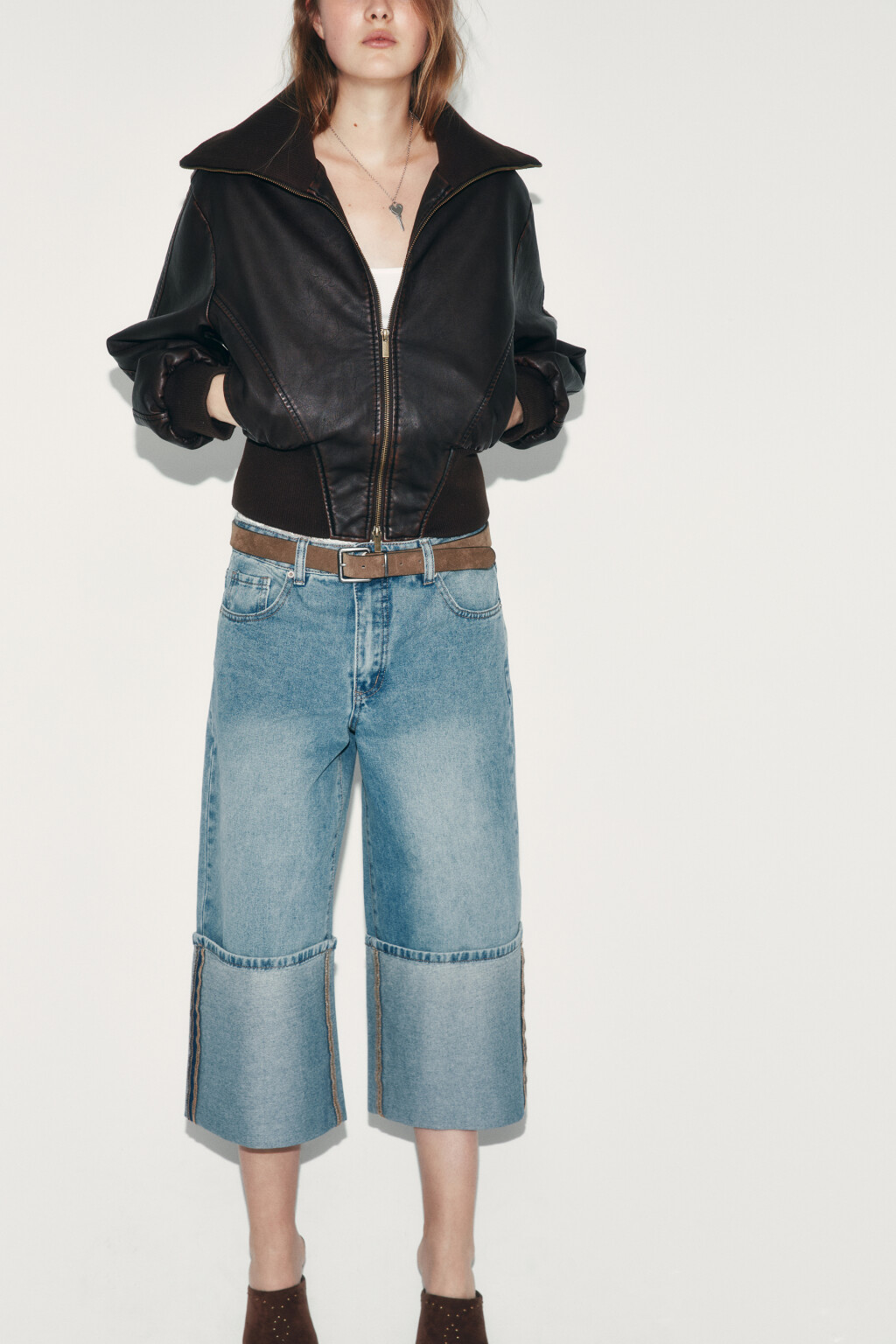 Куртка укороченная с кожаной фактурой и воротником - цвет коричневый - 2