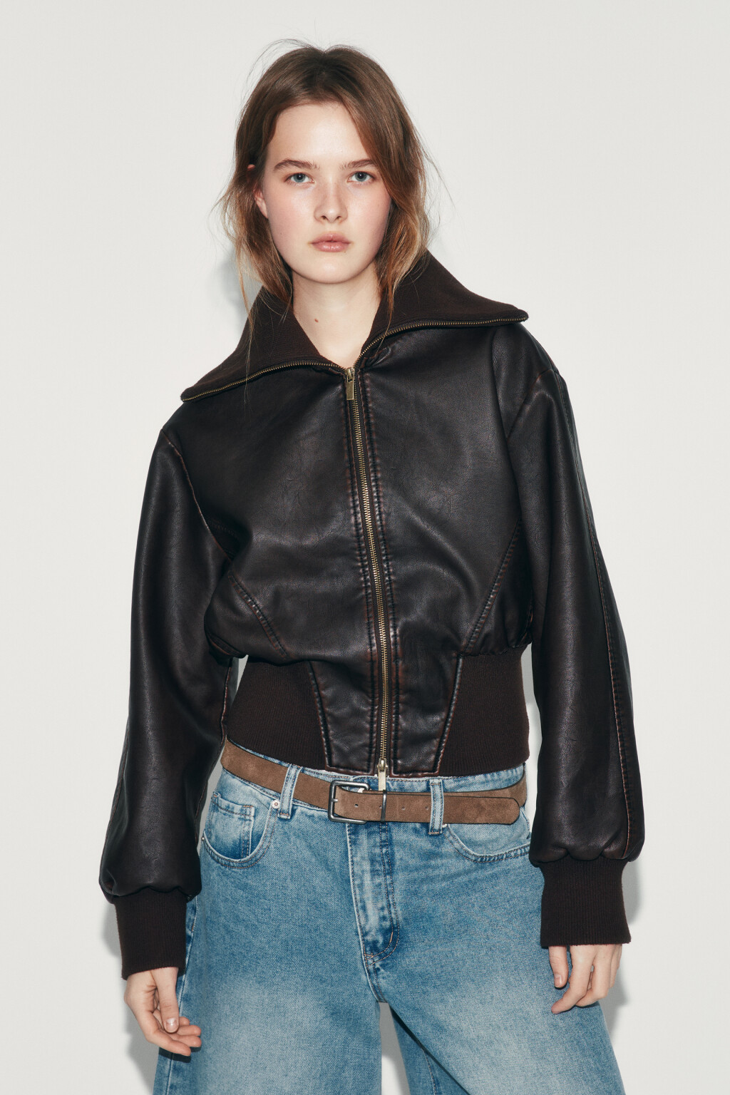 Куртка укороченная с кожаной фактурой и воротником - цвет коричневый - 3