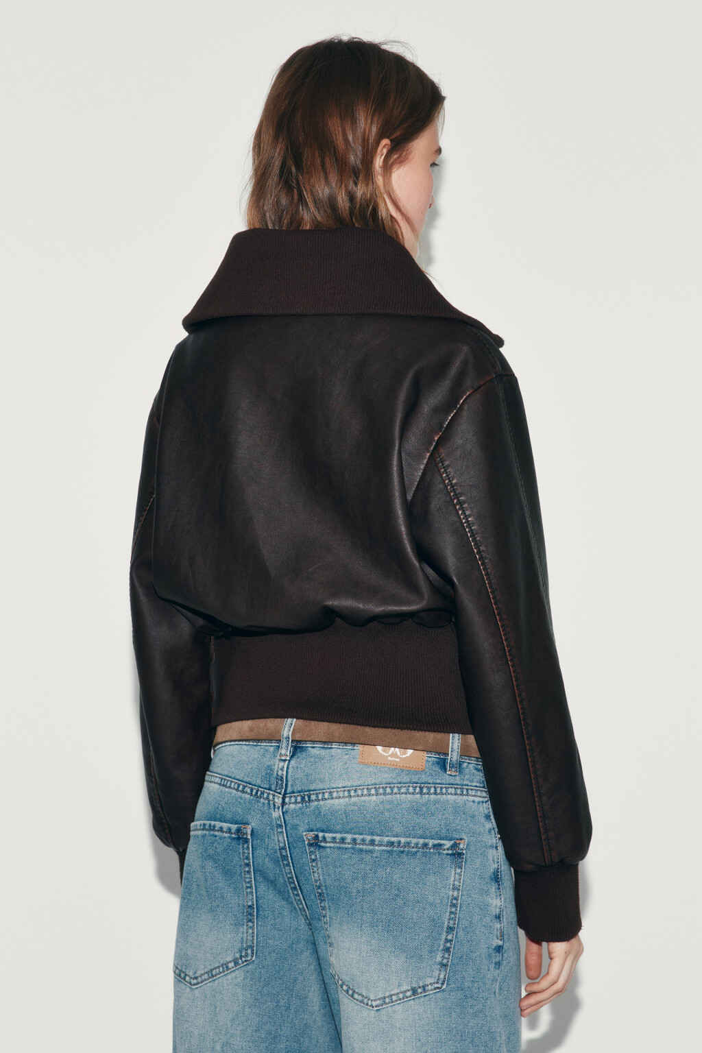 Куртка укороченная с кожаной фактурой и воротником - цвет коричневый - 4