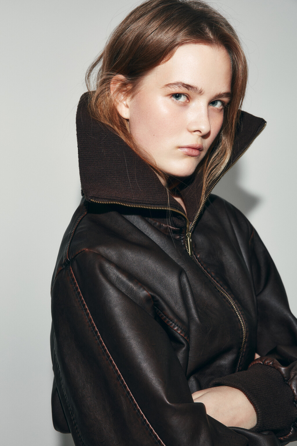 Куртка укороченная с кожаной фактурой и воротником - цвет коричневый - 7