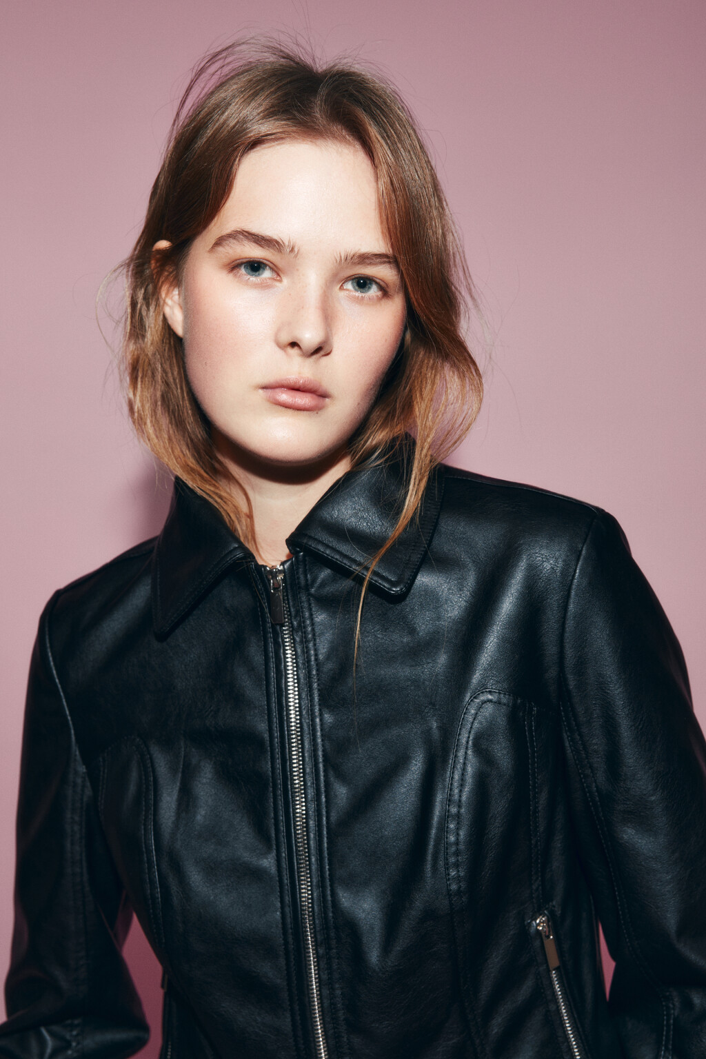 Куртка с кожаной фактурой приталенная - цвет черный - 6