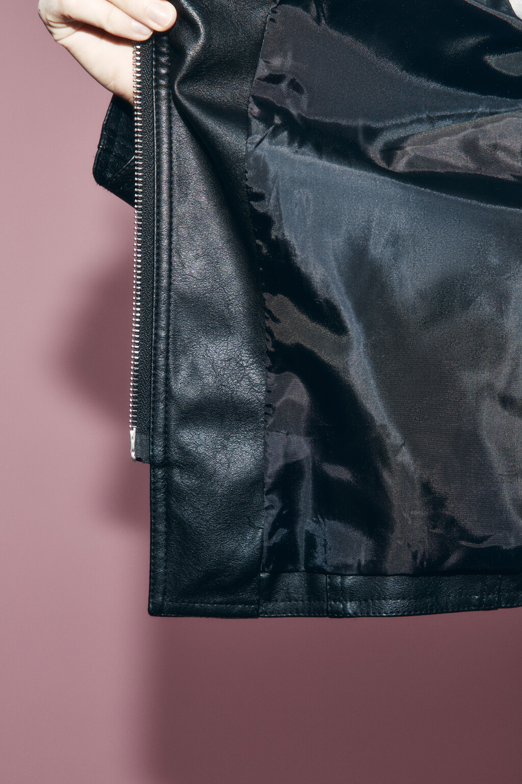 Куртка с кожаной фактурой приталенная - цвет черный - 7