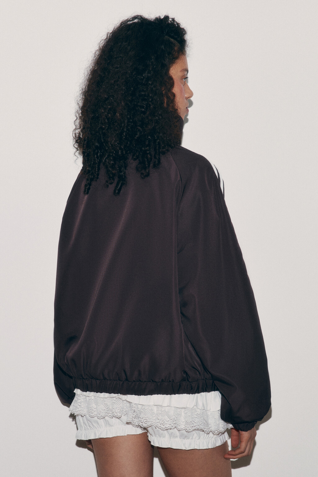 Куртка-бомбер с лампасами и воротником-стойкой - цвет коричневый - 4