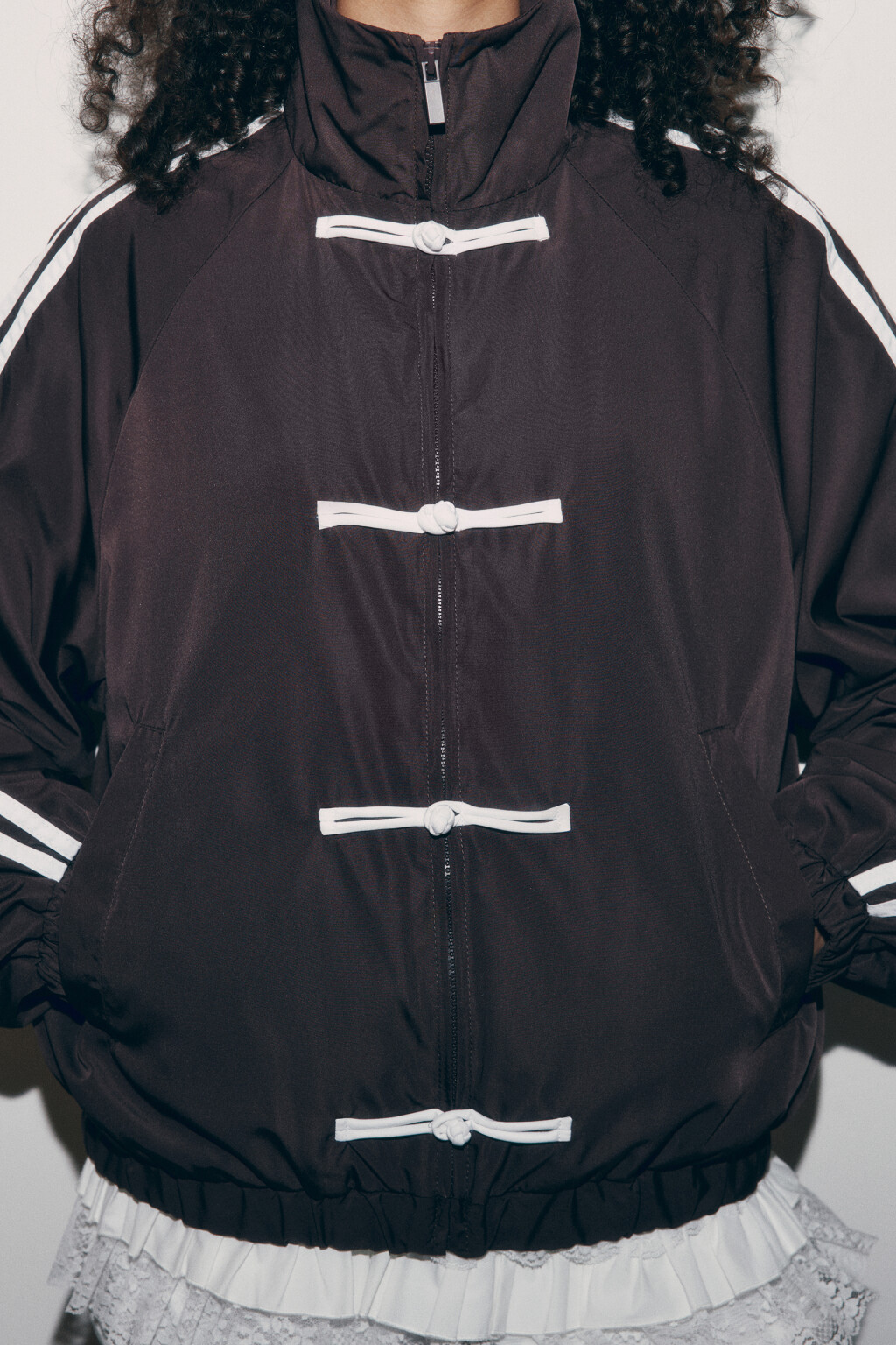 Куртка-бомбер с лампасами и воротником-стойкой - цвет коричневый - 6