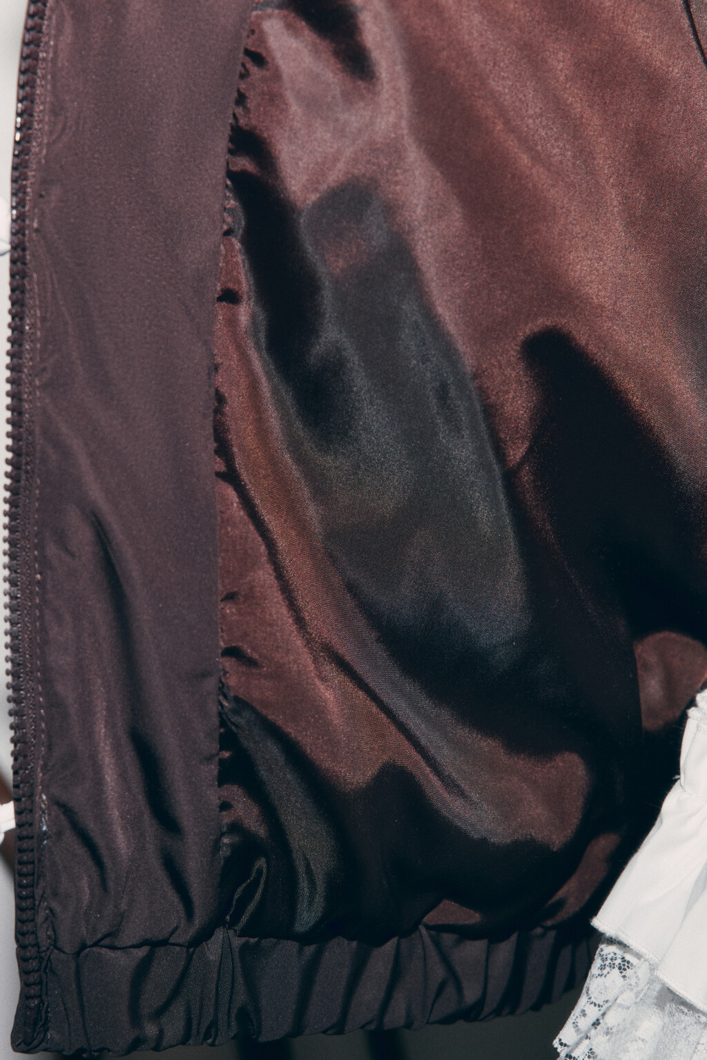 Куртка-бомбер с лампасами и воротником-стойкой - цвет коричневый - 8