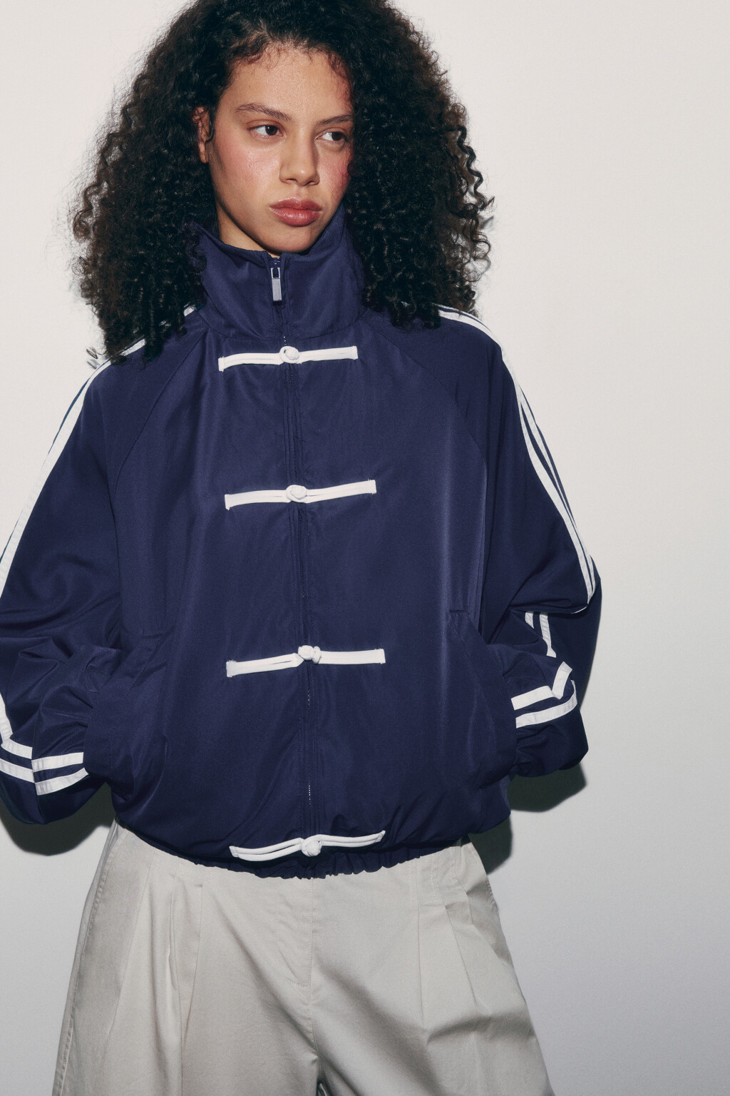 Куртка-бомбер с лампасами и воротником-стойкой - цвет синий - 1