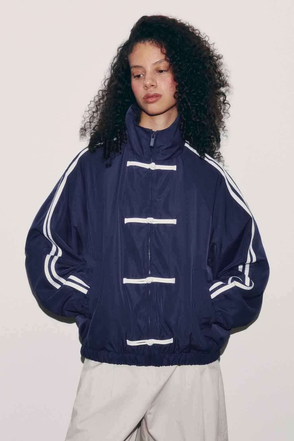 Куртка-бомбер с лампасами и воротником-стойкой - цвет синий - 2