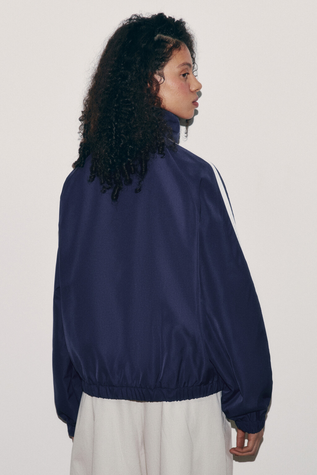 Куртка-бомбер с лампасами и воротником-стойкой - цвет синий - 3