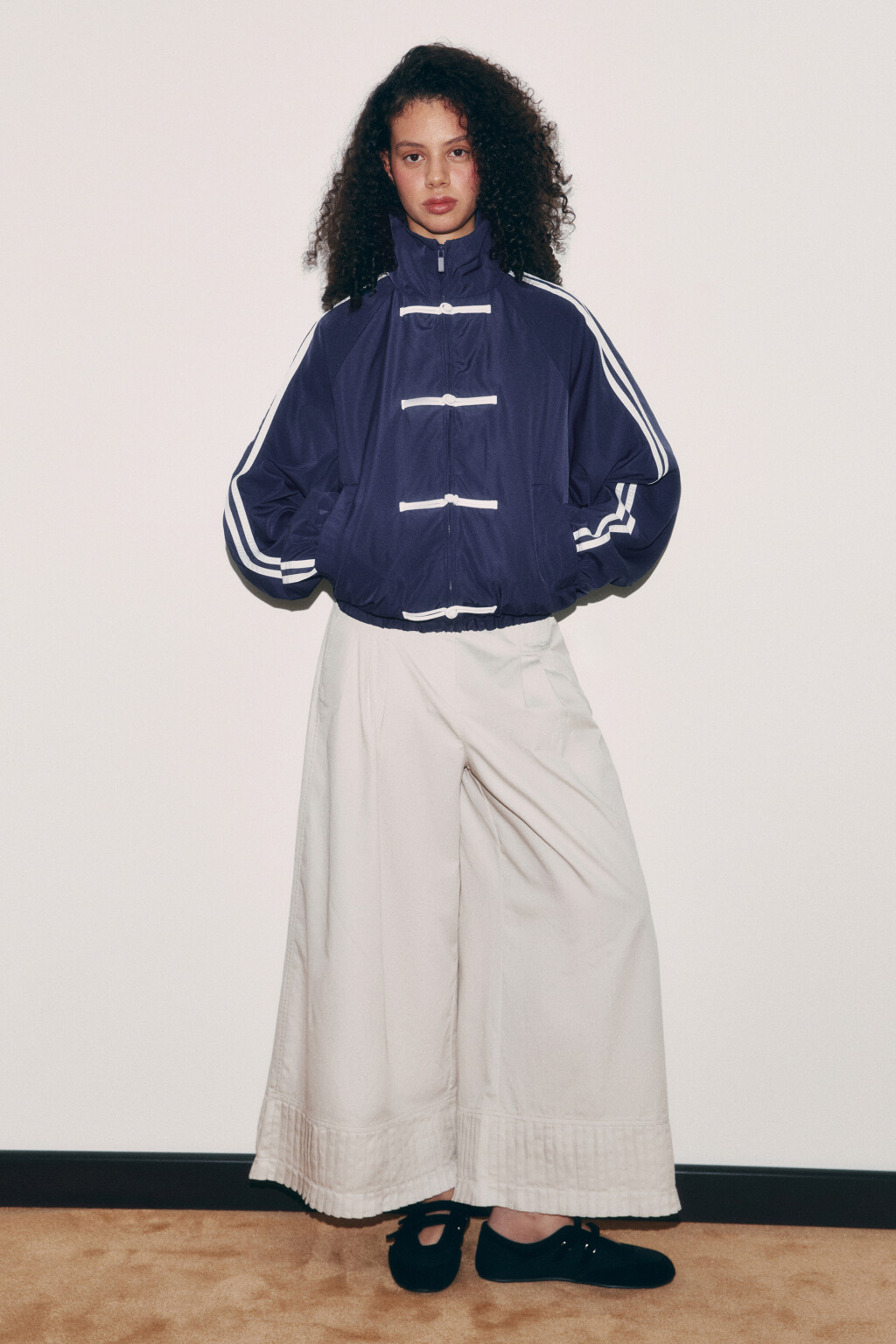 Куртка-бомбер с лампасами и воротником-стойкой - цвет синий - 4