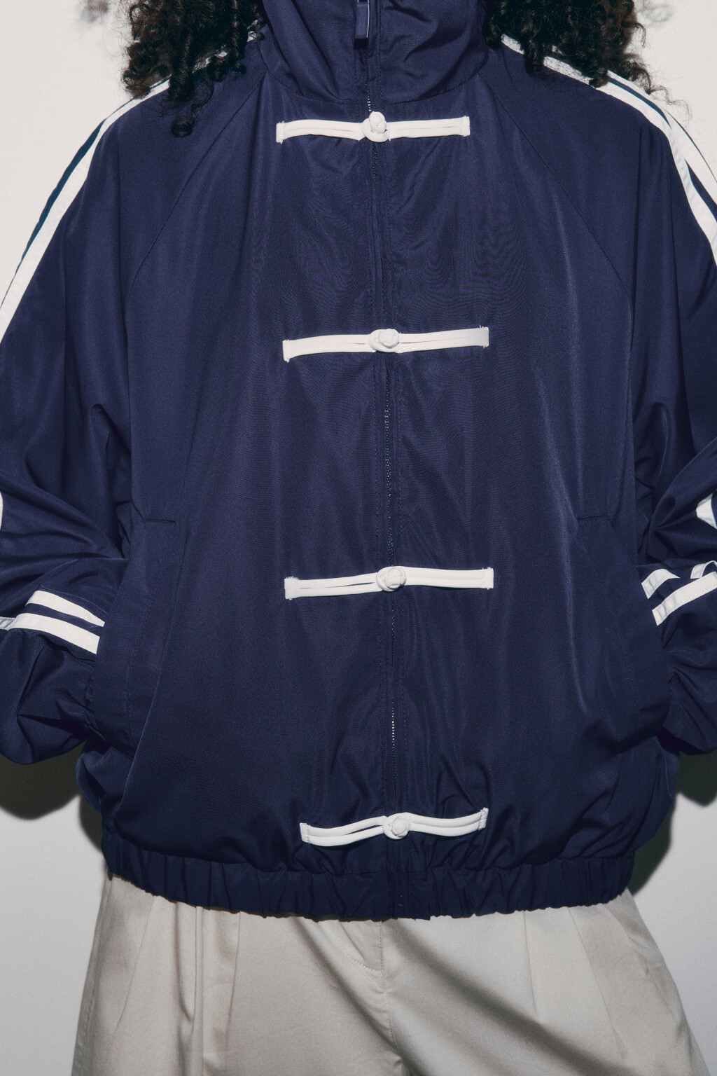 Куртка-бомбер с лампасами и воротником-стойкой - цвет синий - 5