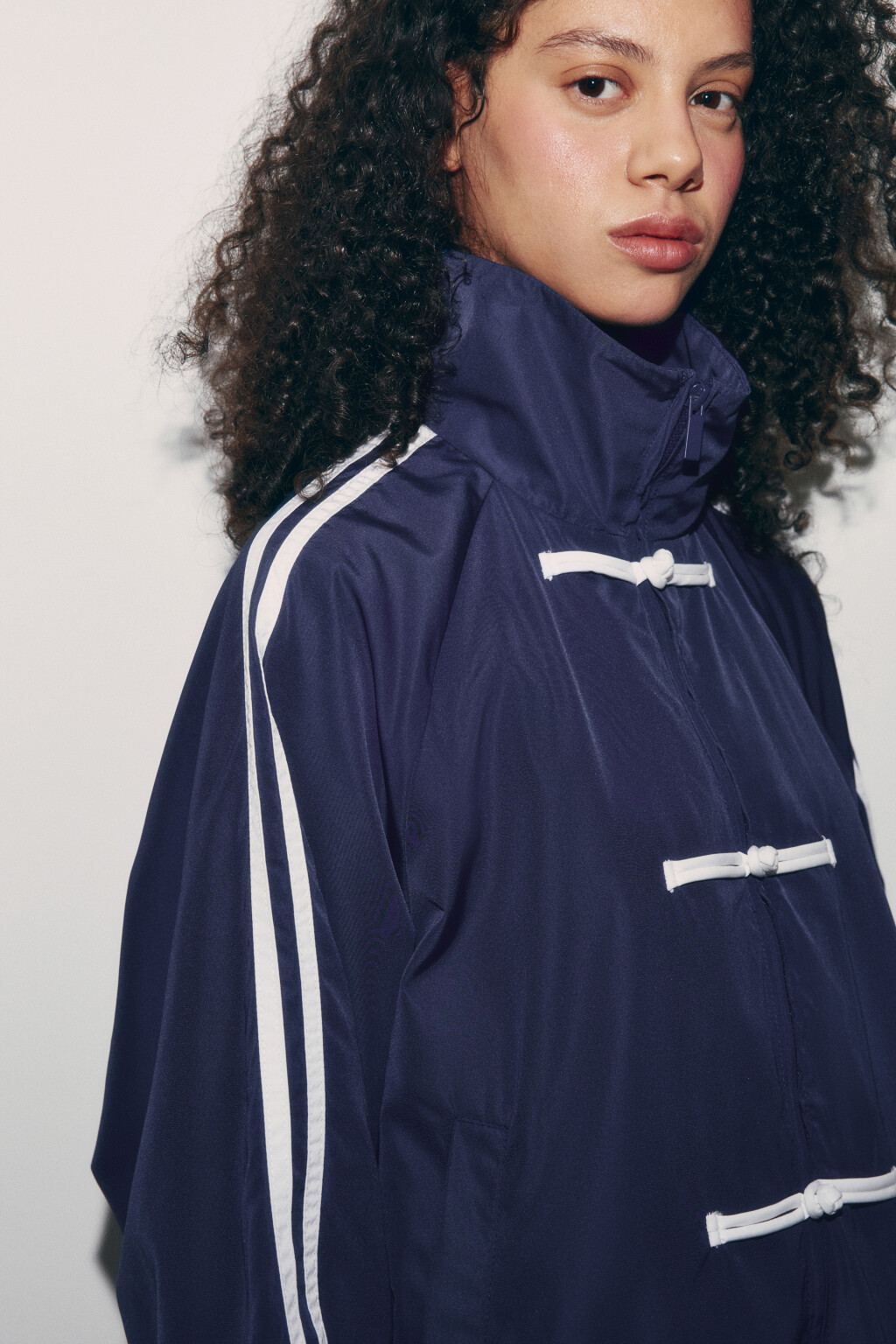 Куртка-бомбер с лампасами и воротником-стойкой - цвет синий - 6