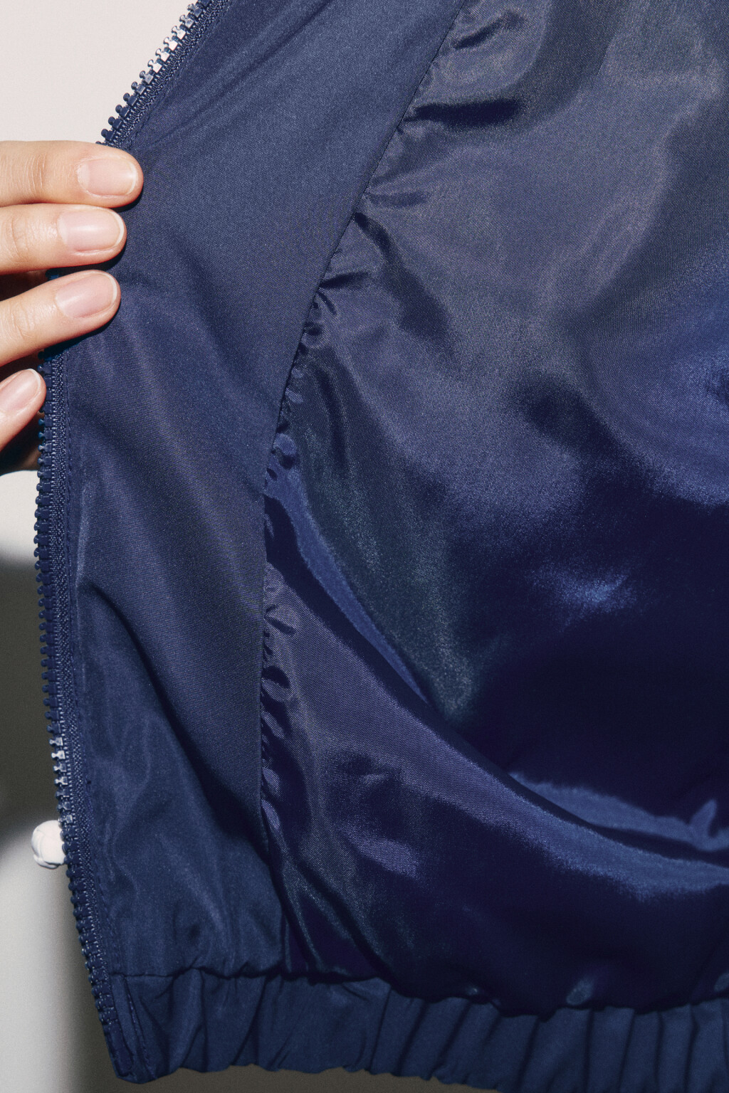 Куртка-бомбер с лампасами и воротником-стойкой - цвет синий - 7