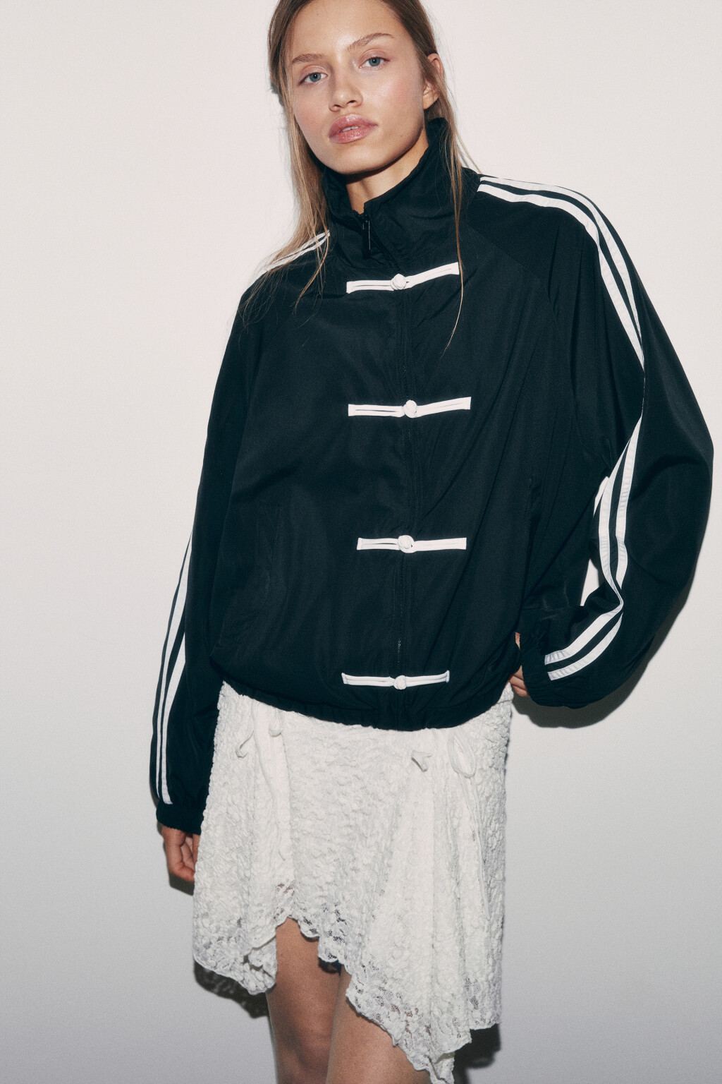 Куртка-бомбер с лампасами и воротником-стойкой - цвет черный - 1