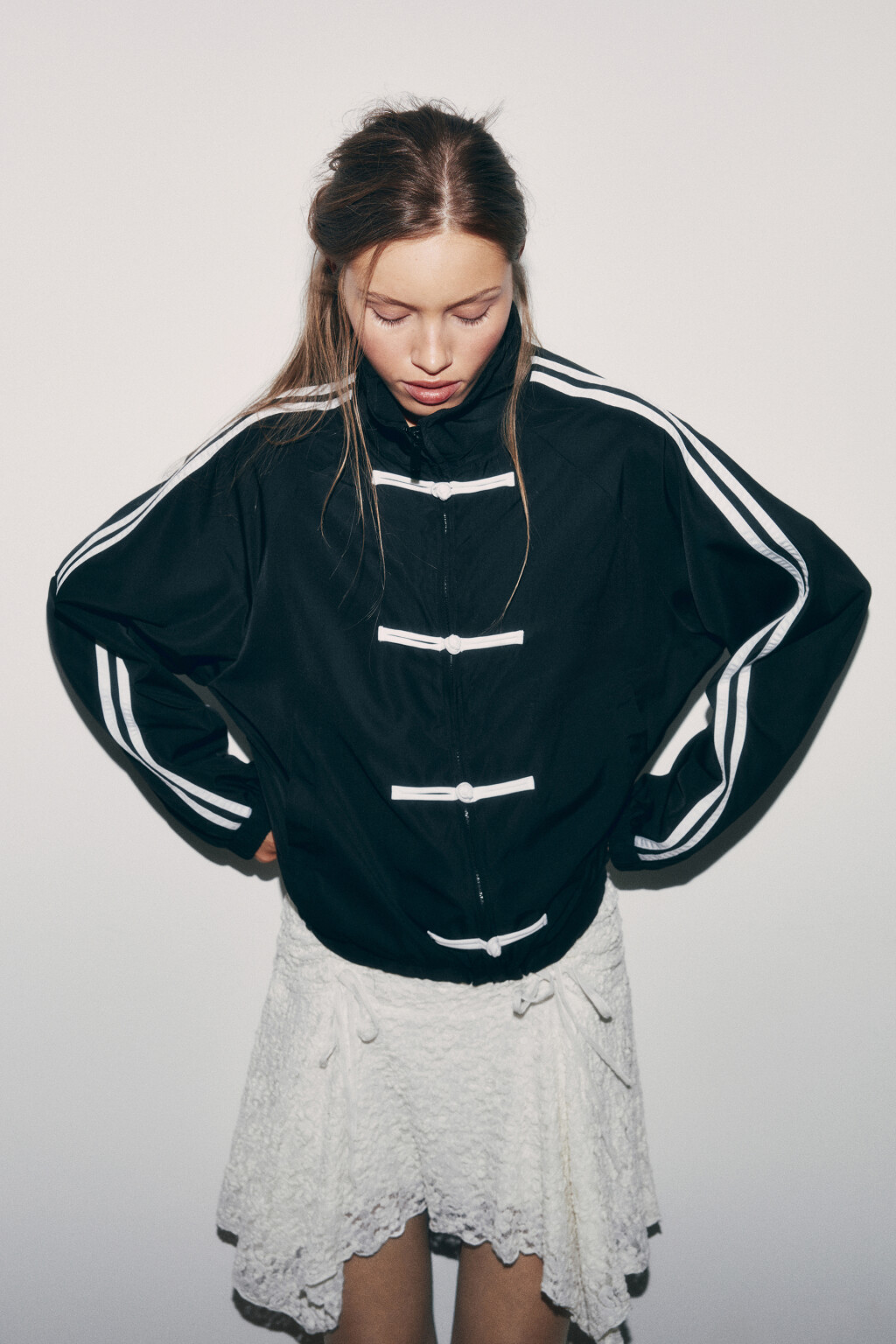 Куртка-бомбер с лампасами и воротником-стойкой - цвет черный - 2