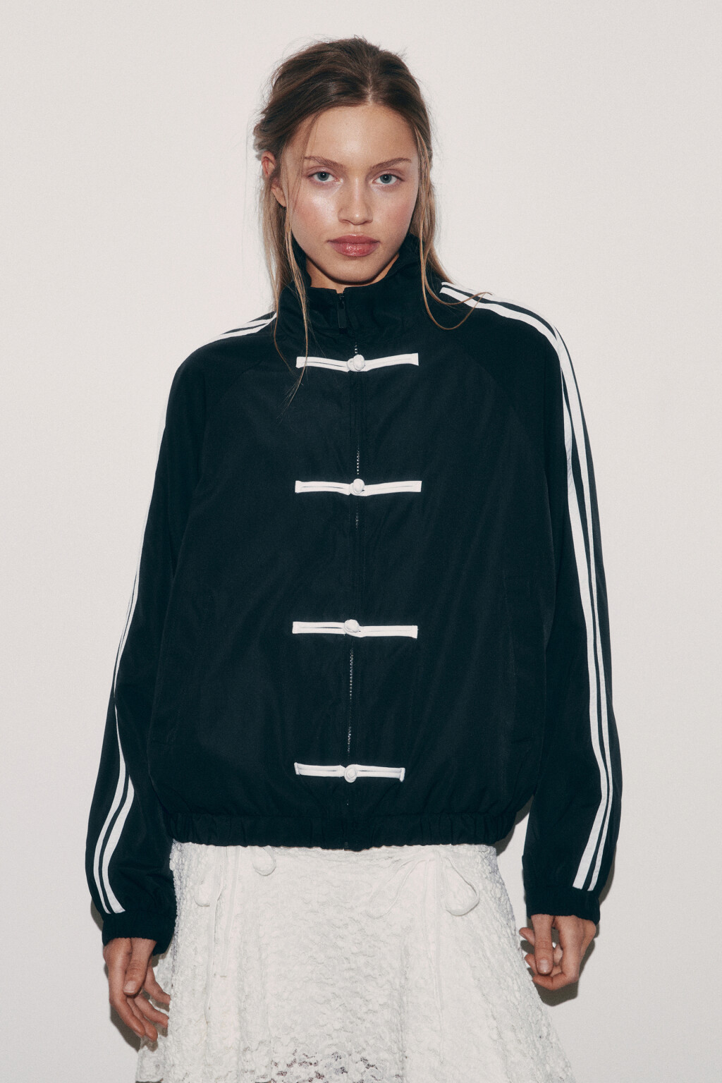 Куртка-бомбер с лампасами и воротником-стойкой - цвет черный - 3