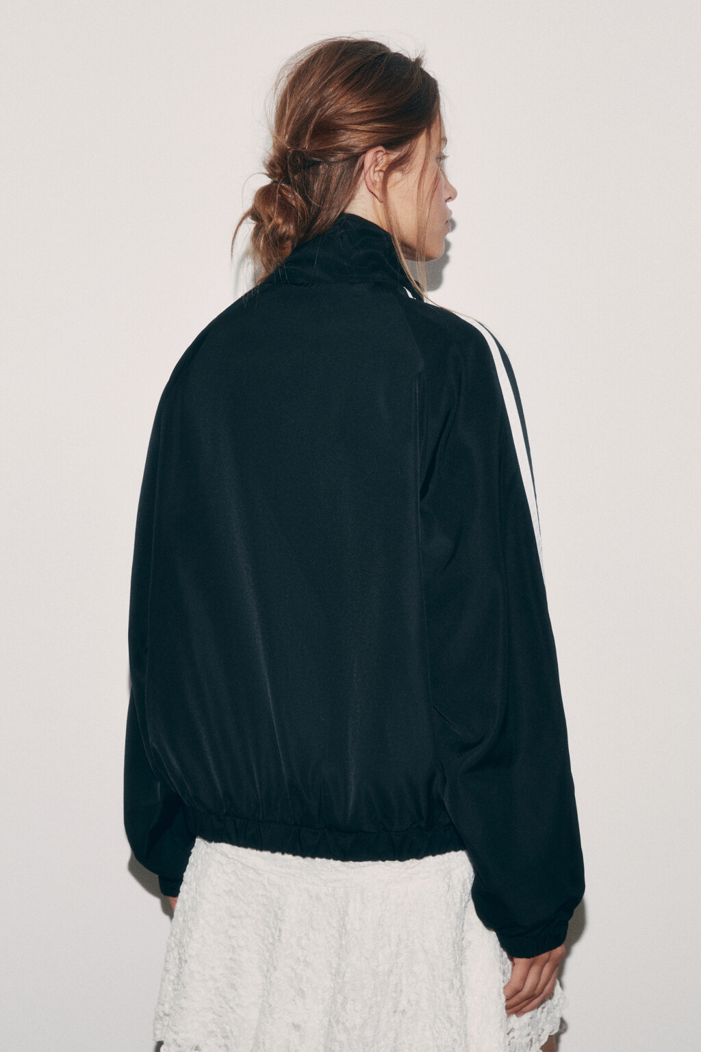 Куртка-бомбер с лампасами и воротником-стойкой - цвет черный - 4