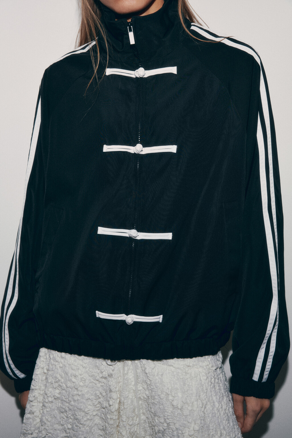 Куртка-бомбер с лампасами и воротником-стойкой - цвет черный - 6