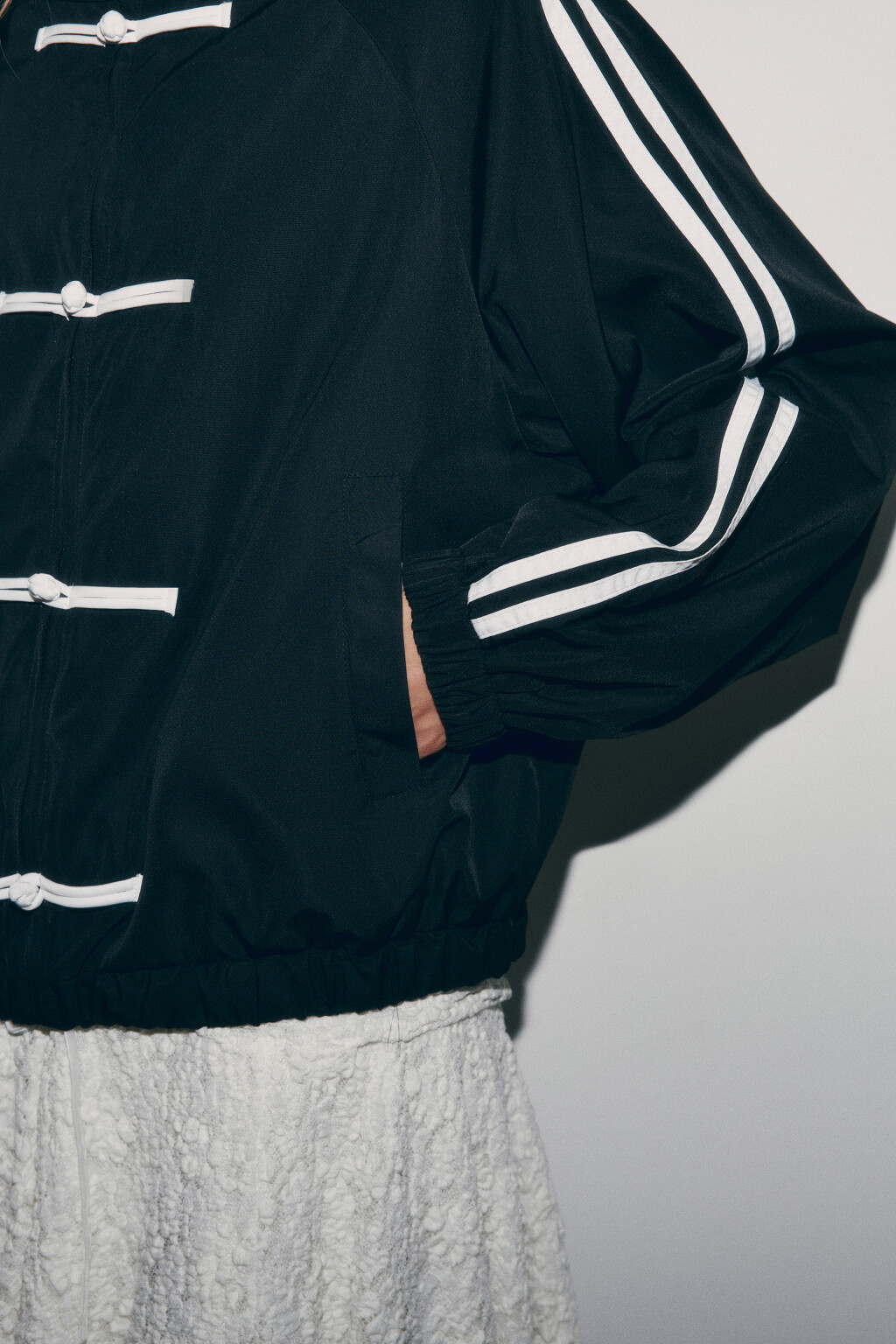 Куртка-бомбер с лампасами и воротником-стойкой - цвет черный - 7