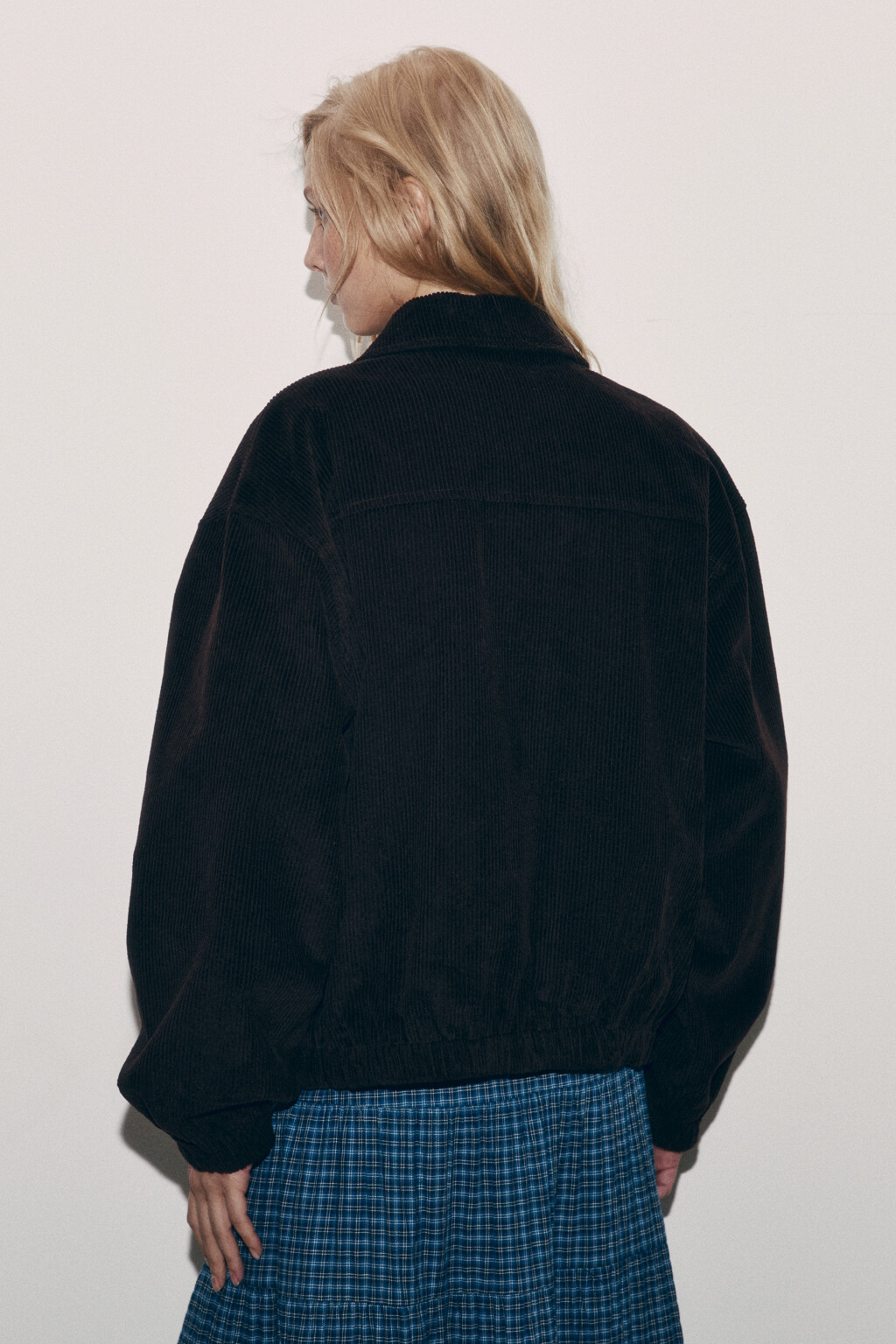 Куртка-бомбер вельветовая с отложным воротником - цвет коричневый - 4