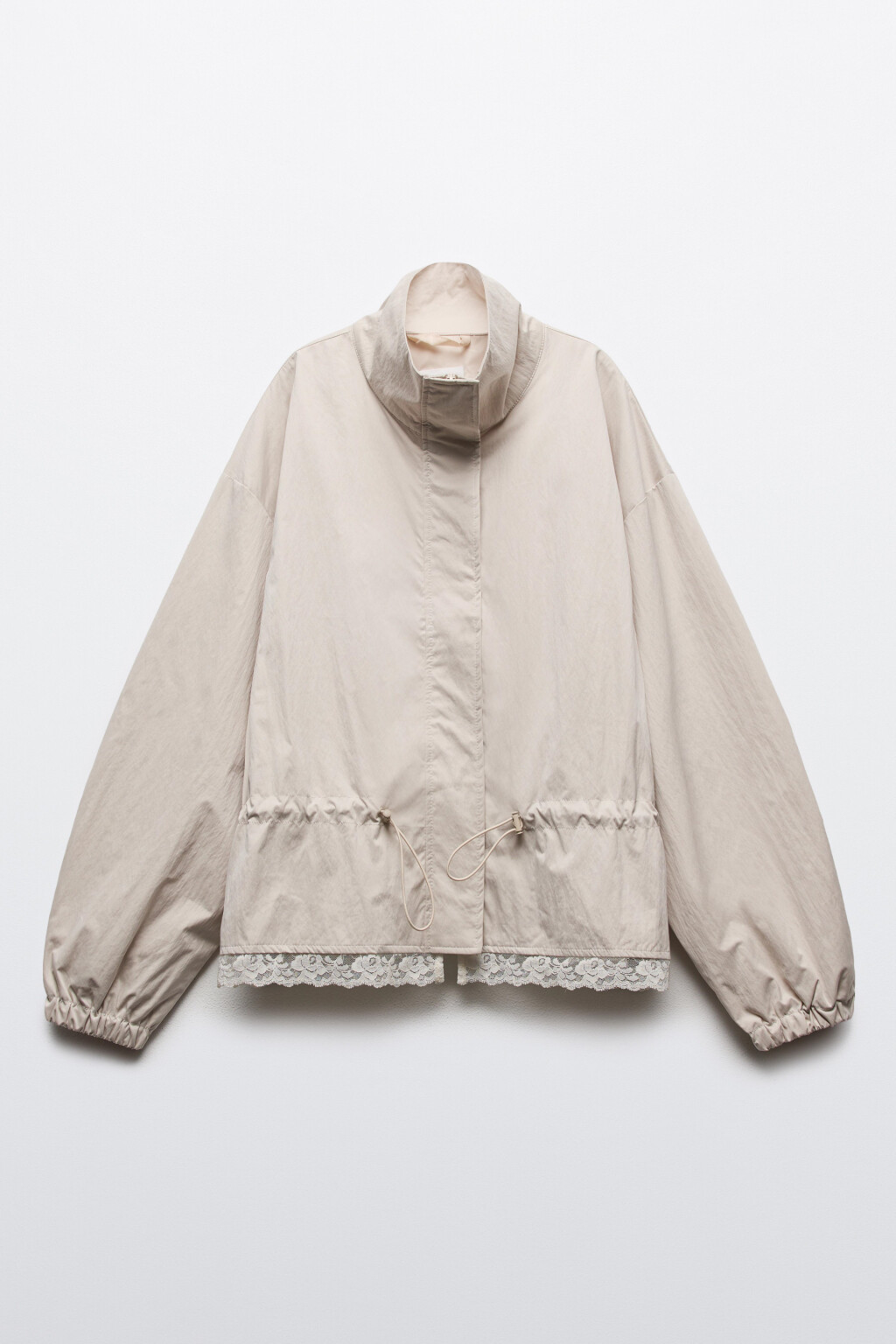 Куртка-ветровка на кулиске с кружевным низом и воротником-стойкой - цвет молочный - 8