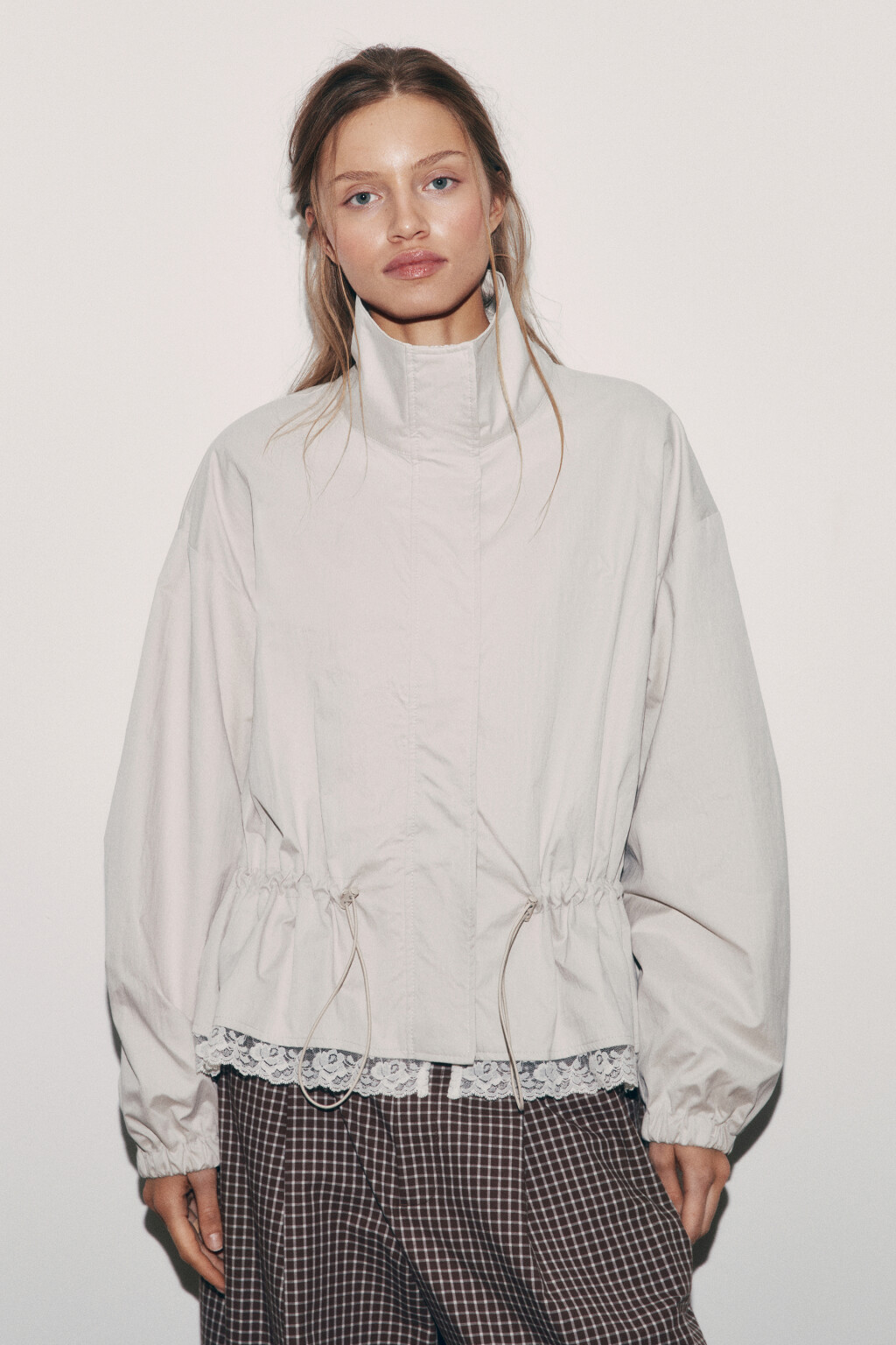 Куртка-ветровка на кулиске с кружевным низом и воротником-стойкой - цвет молочный - 2